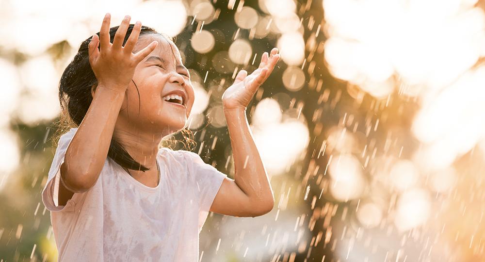 Tips Agar Anak Tidak Sakit Setelah Bermain Saat Hujan