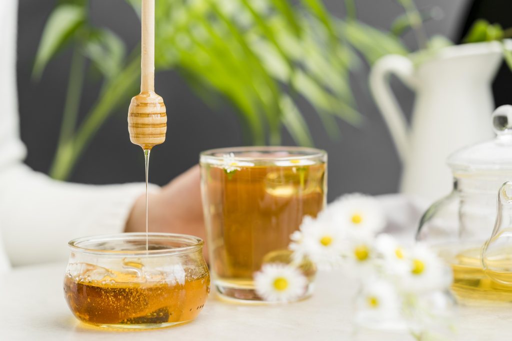 Sajian minuman hangat yang dicampur dengan madu alami sebagai suplemen yang baik bagi tubuh.