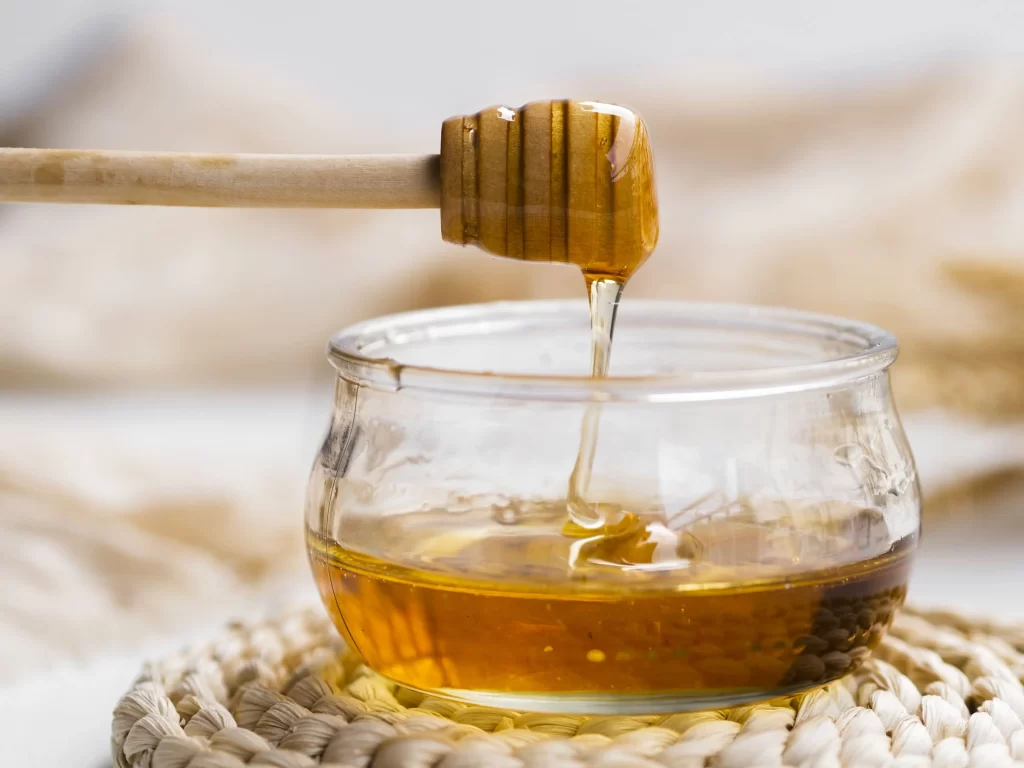Semangkuk madu yang akan digunakan sebagai minuman hangat karena setiap tetes madu penyubur kandungan dapat berkhasiat untuk kesehatan dan memiliki segudang nutrisi penting seperti vitamin, mineral, dan enzim.