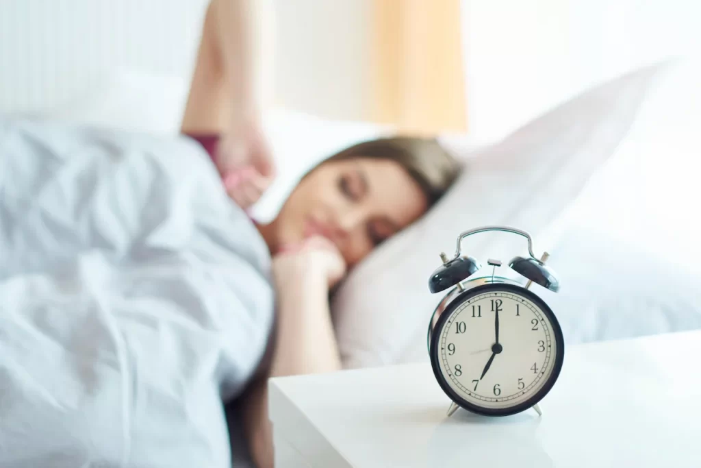 Jam weker menunjukkan pukul 7 pagi sebagai penanda seorang wanita harus bangun tidur setelah istirahat yang cukup.